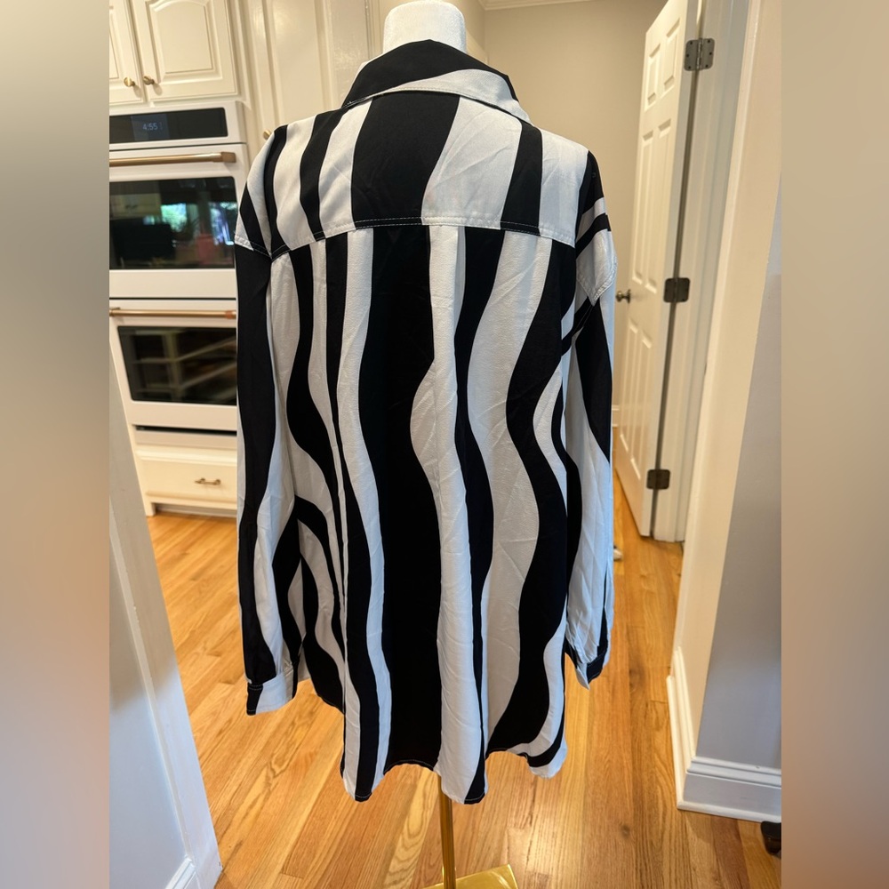 Charcoal Brand Black/White Oversized long sleeve Blousr - Picture 2 of 10